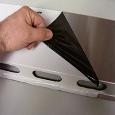 Un bon prix. Film protecteur adapté aux besoins du client noir et blanc en aluminium de fabrication de panneau en aluminium de film protecteur d'OEM en ligne