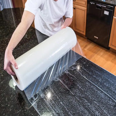 Un bon prix. Haut film protecteur adhésif adapté aux besoins du client de PE pour le tapis en verre et la protection extérieure de Windows en ligne