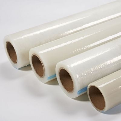 Un bon prix. Film protecteur PE résistant aux UV, sans résidus, avec adhésif à base de caoutchouc pour emballages industriels en ligne