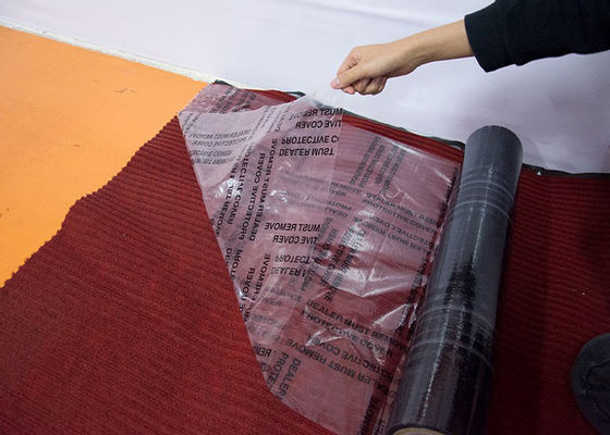 Un bon prix. Film protecteur PE résistant aux UV avec une épaisseur de 70 microns et adhésif acrylique ou caoutchouc pour la protection des tapis et des automobiles en ligne